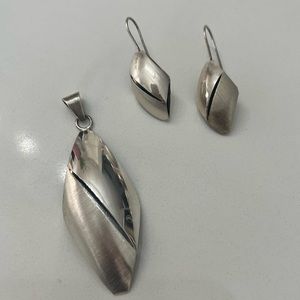New Silver 925. Pendant and earrings Set